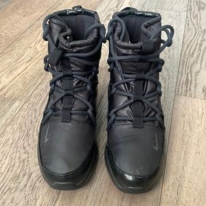 Women’s NIKE Tanjun High rise boots